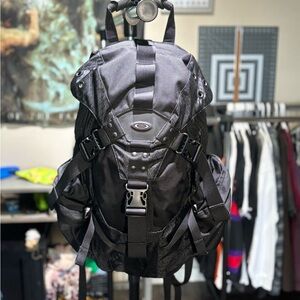 Black Oakley Icon 2.0 Backpack NWT
“2012” 32L